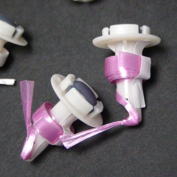 画像2: リボンバルブストッパーの取付け(一緒にご注文の風船に装着してお届け)　100ヶセット (2)